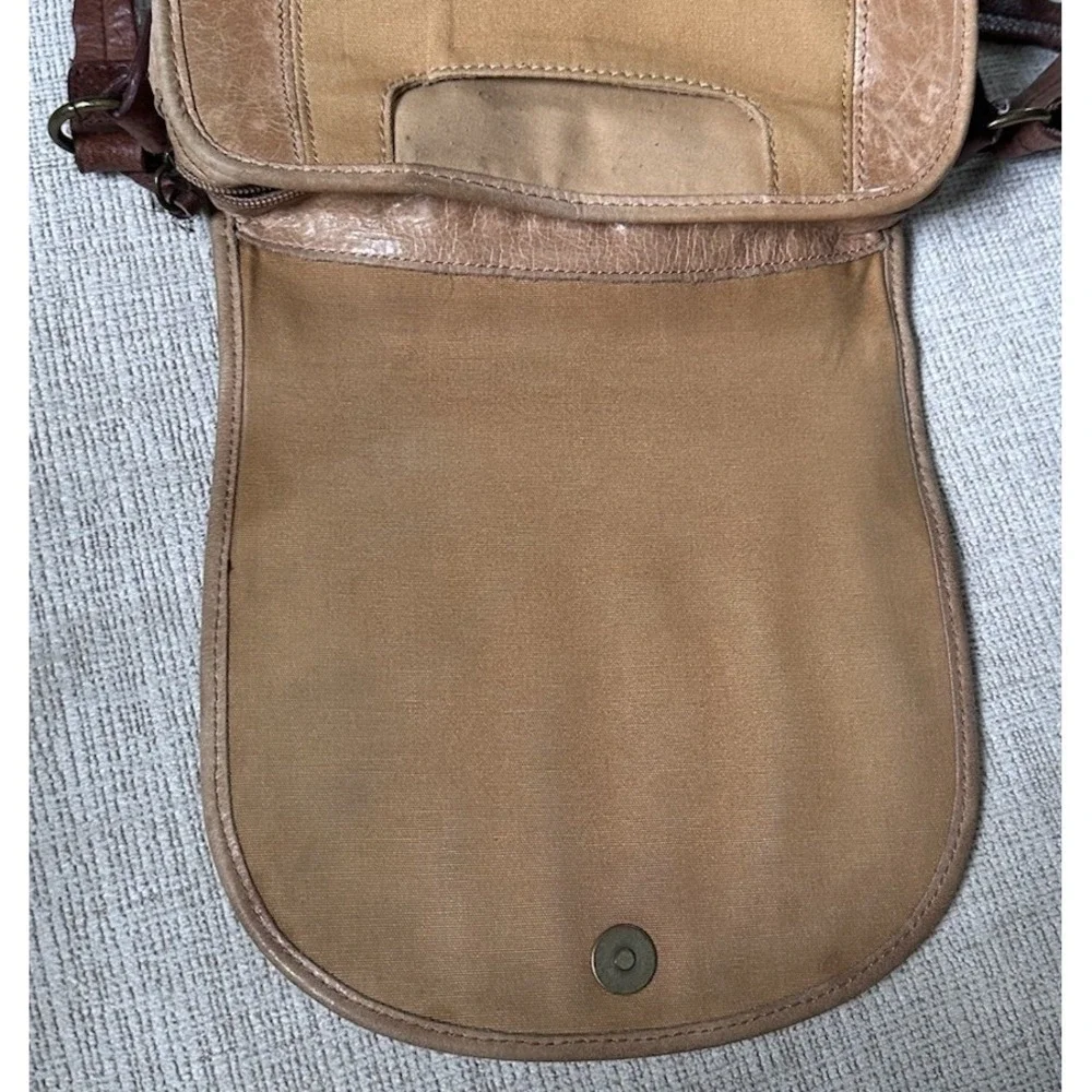 The Sak Crossbody Purse Tan Leather Embroidered Peace Sign Saddle Bag Boho